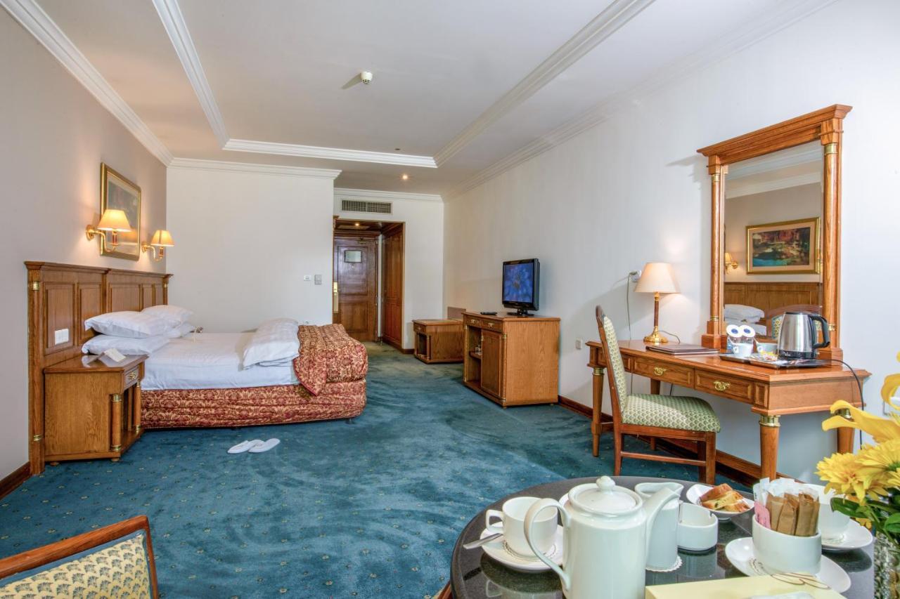 Bristol Hotel Amman Exterior photo A room at the hotel